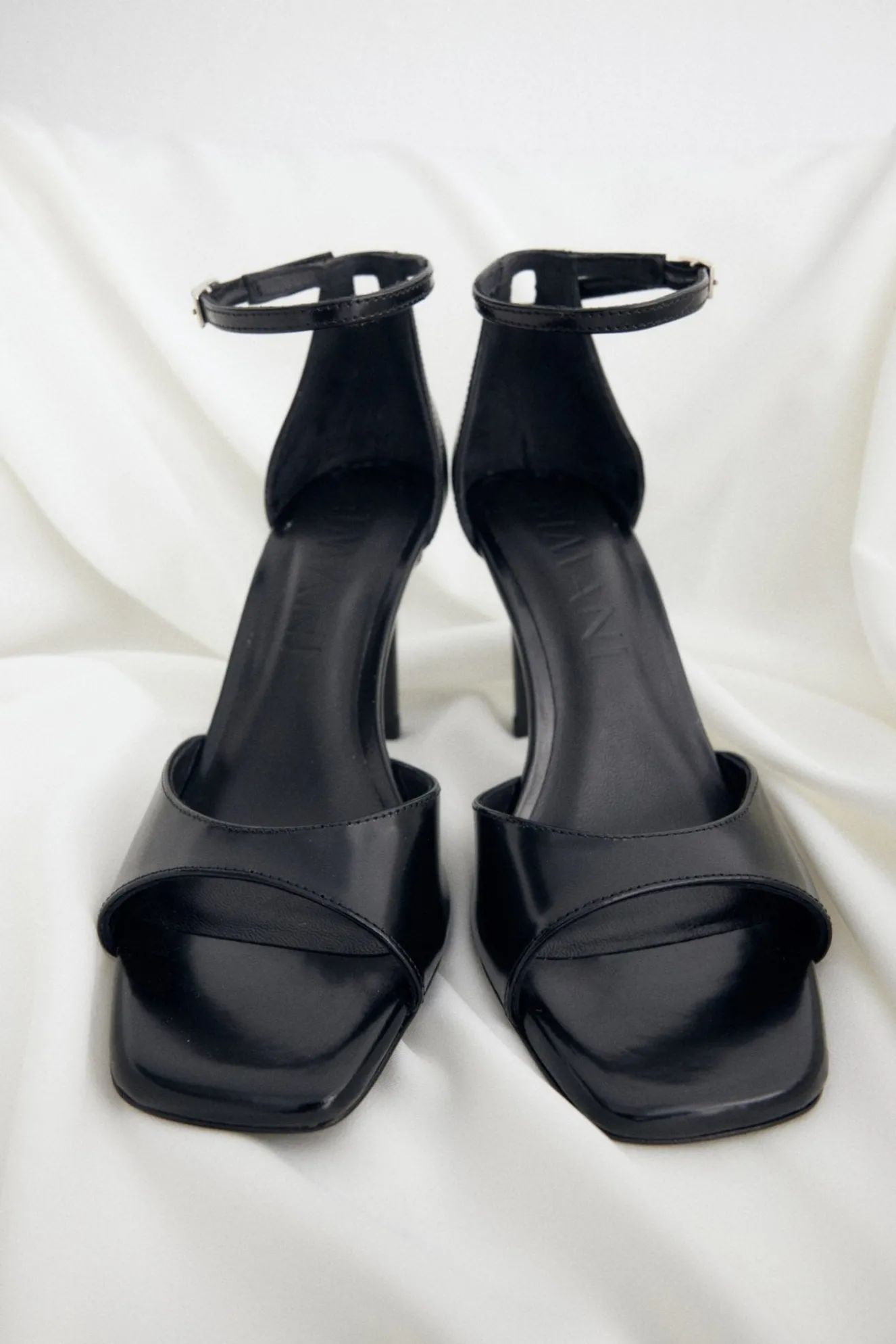 CARLOTA Black Sandal