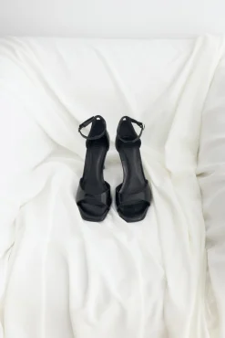 CARLOTA Black Sandal