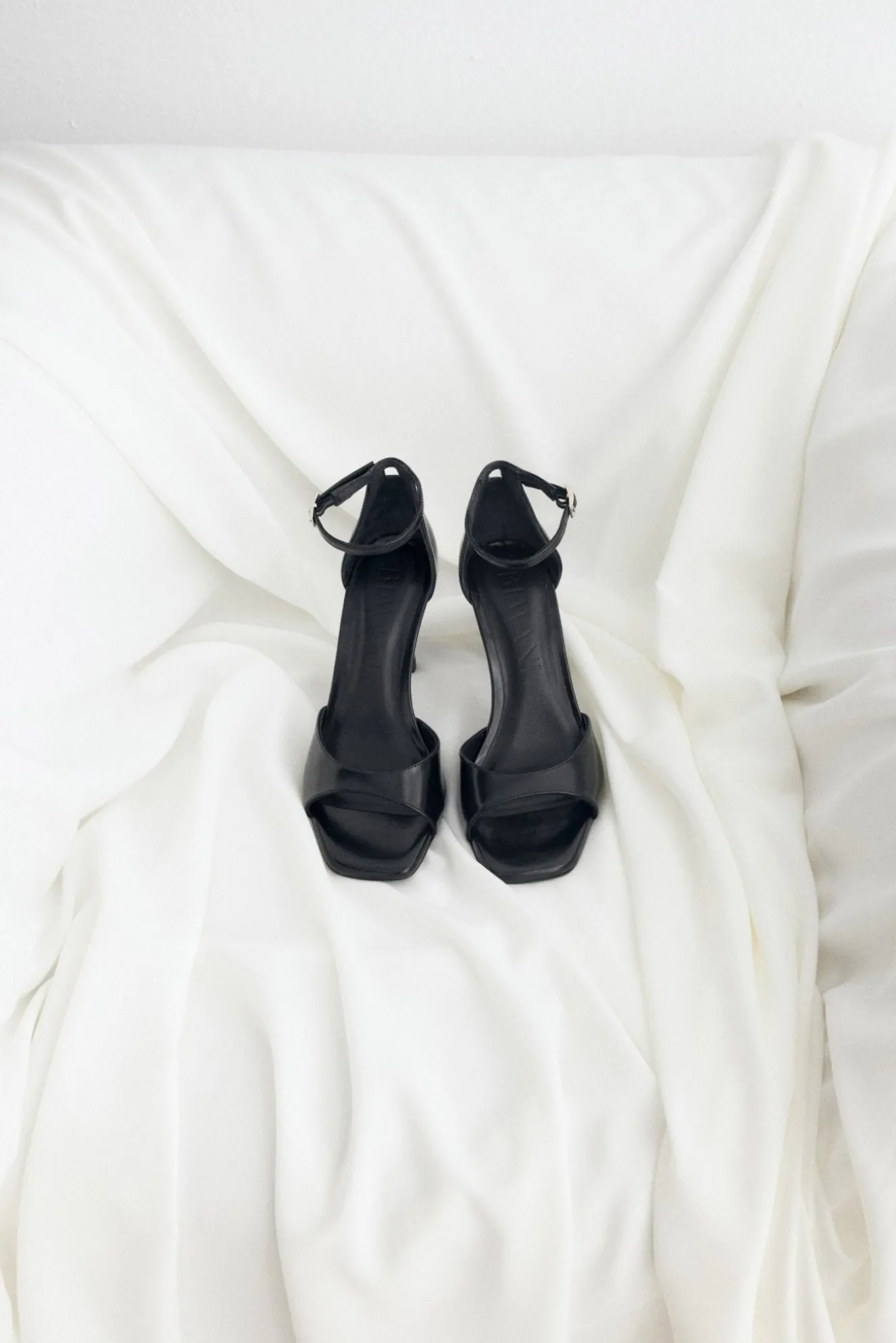 CARLOTA Black Sandal